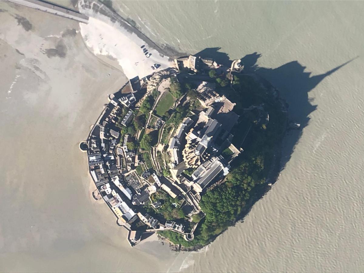 Hebergements Situes A 6 Kms Du Mont Saint Michel Tanis Bagian luar foto